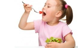 Ребенок ест салат