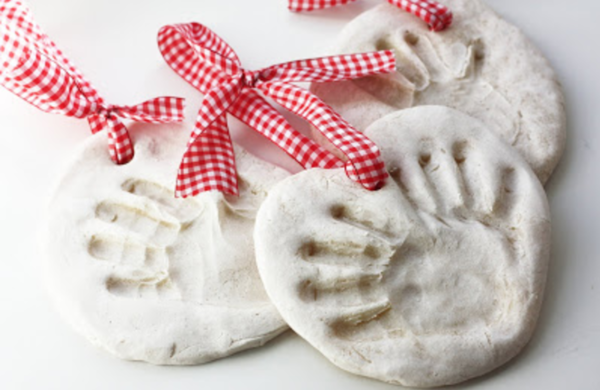 http://www.bystephanielynn.com/2010/11/salt-dough-hand-print-ornament-by-kellie-from-this-blessed-nest-ornament-no-4.html