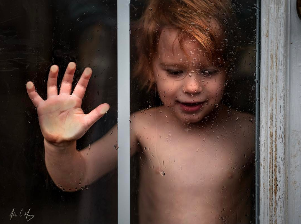 як захистити дитину від випадання з вікна