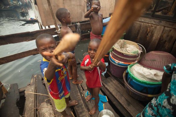 детские игрушки в нигерии фото