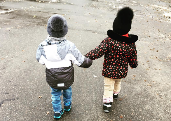 Как гулять одной с двумя детьми: советы и секреты мамы двойняшек