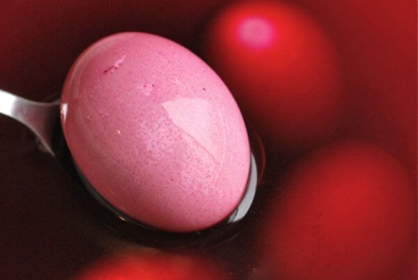 як пофарбувати яйця в лушпиння, пофарбувати яйця натуральними барвниками, як натурально пофарбувати яйця, як пофарбувати яйця буряком,