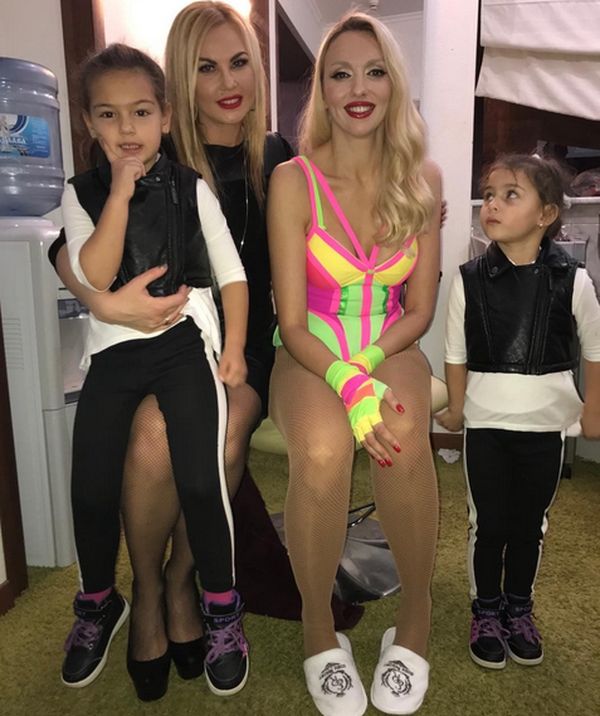Полякова с дочками Камалии