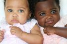 Крохотные суперзвезды: близняшки с разным цветом кожи покорили Instagram
