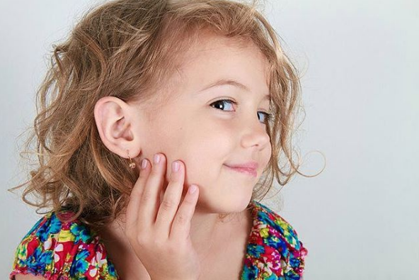 коли можна проколювати дитині вуха, проколювання вух дівчинці, дівчинка, прикраси для маленької дівчинки, салони для проколювання вух, що кажуть лікарі стосовно проколювання вух