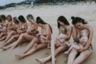 Потрясающая фотосессия 14 мам во время грудного вскармливания на пляже в полнолуние взорвала сеть