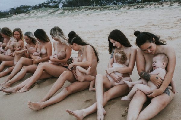 фотосессия 14 мам во время грудного вскармливания на пляже в полнолуние