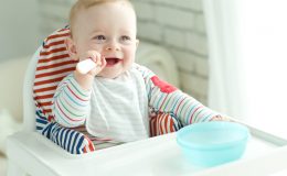 привчаємо дитину їсти самостійно, самостійний прикорм, їмо самі, посуд малюка