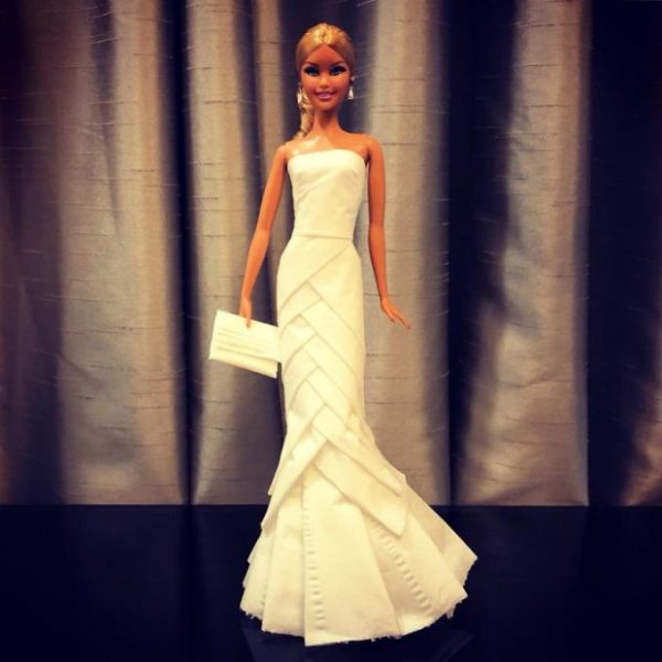 платье для Барби из туалетной бумаги