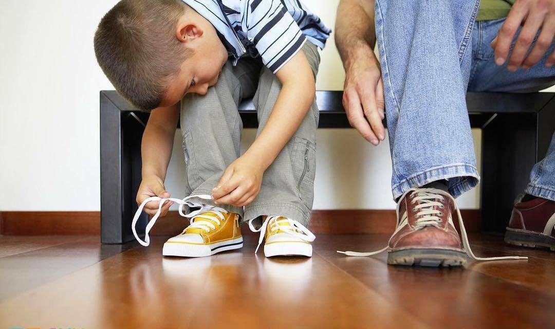 як навчити дитину зав'язувати шнурки
