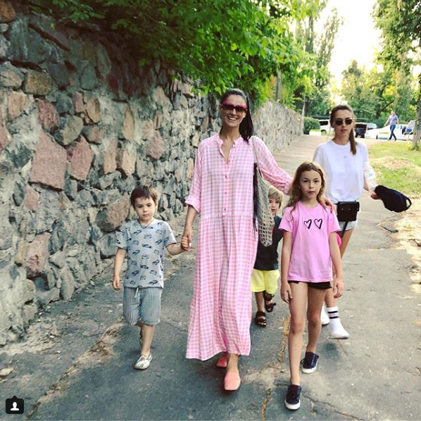 Маша Ефросинина показала семью на прогулке