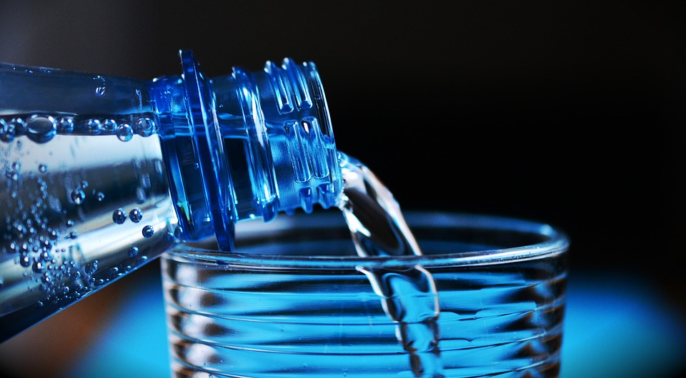  чому не можна набирати воду в пластикові пляшки