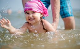 ребенок, вода, плавание, бассейн, как научить ребенка не бояться воды, первые заплывы малыша, упражнения в бассейне, адаптация малыша в воде