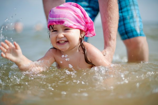 ребенок, вода, плавание, бассейн, как научить ребенка не бояться воды, первые заплывы малыша, упражнения в бассейне, адаптация малыша в воде