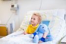Ребенок попал в больницу: какие права есть у родителей в Украине
