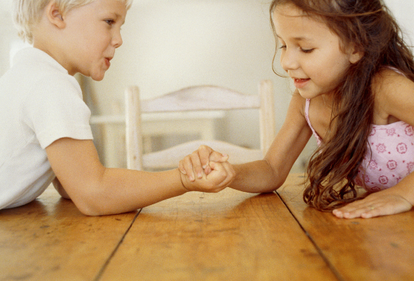соперничество между братьями и сестрами, конфликты в семье, почему старшие и младшие дети конфликтуют, соперничество детей, детская психология