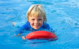 безопасное плавание, дети на море, как обезопасить ребенка во время купания, круг, нарукавники, как научить ребенка плавать, отпуск, здоровье и уход