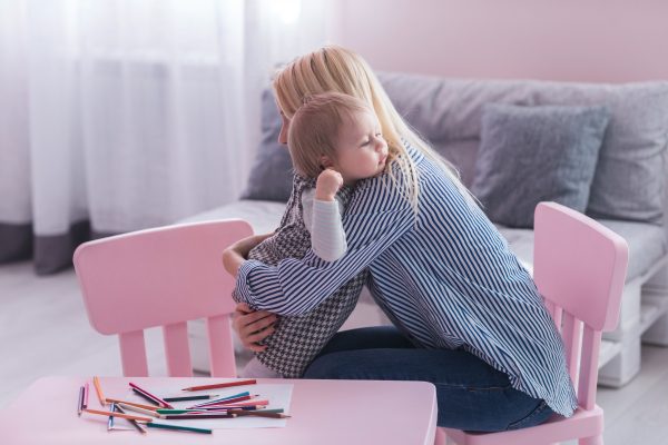 детская истерика, как остановить истерику, что делать ребенок плачет