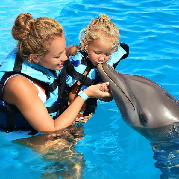 Яна Соломко и ее маленькая дочь поплавали с дельфинами