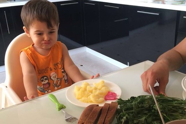 почему ребенок не ест, как накормить