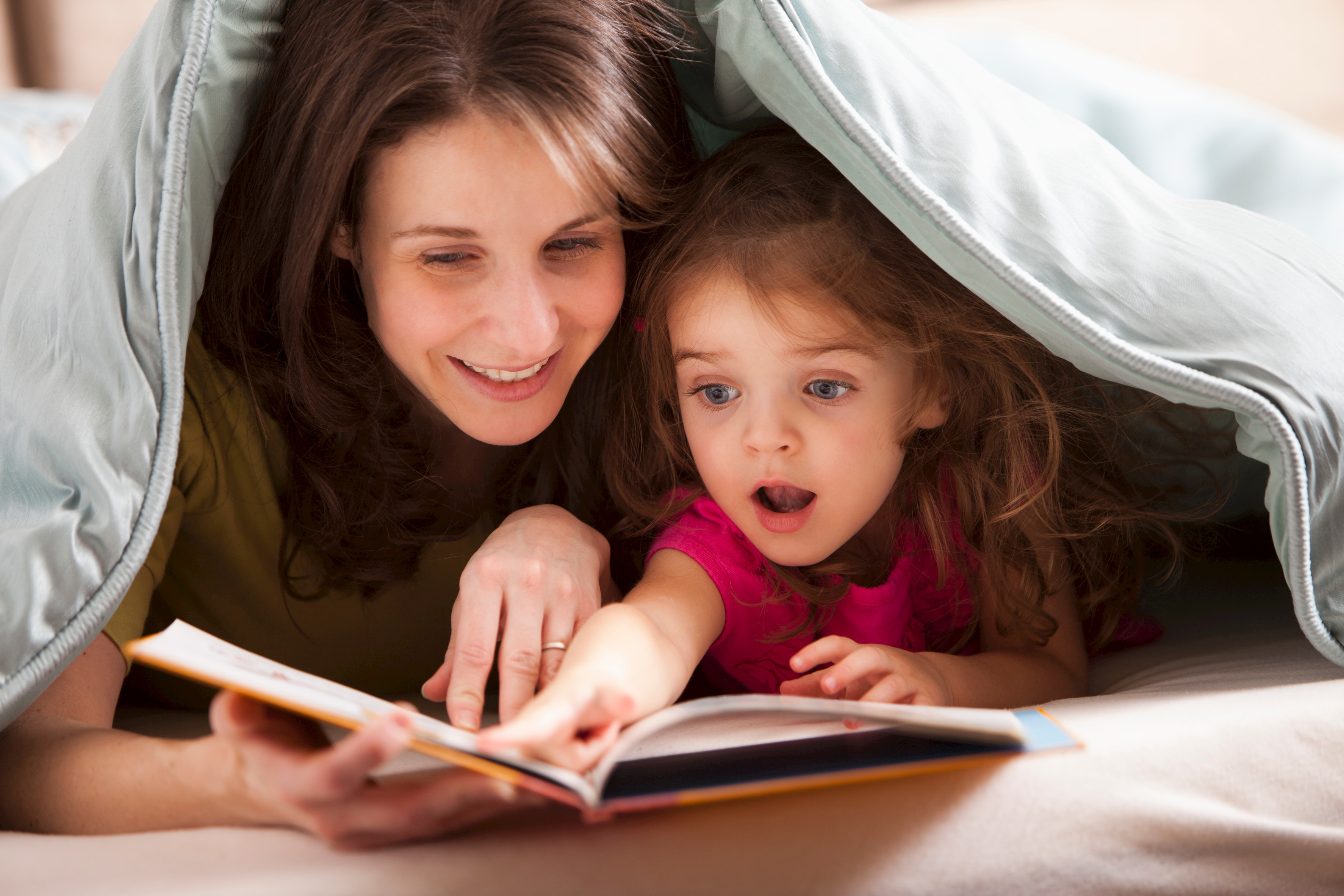 Маму группой читать. Чтение для детей. Чтение сказок детям. Родители и дети. Дети читают.