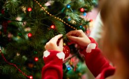 украшаем елку с детьми, новогодние поделки своими руками, чем занять ребенка на зимних каникулах, мастерим поделки, как украсить интерьер детской, развитие ребенка, зима 2018, новый год 2019