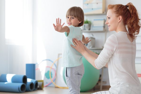 Осанка и походка: как исправить сутулость и плоскостопие у ребенка