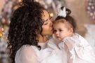 Новогоднее настроение: Гайтана показала дочку в новогодней фотосессии