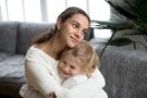 Слышать сердцем: 14 тихих и важных просьб ребенка к маме
