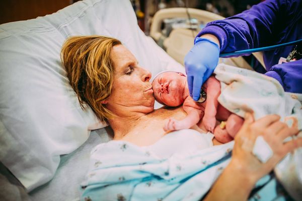 61-летняя американка выносила ребенка для своего сына, сурогатная мать, сурогатное материнство