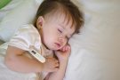 Температура у спящего ребенка: стоит ли будить