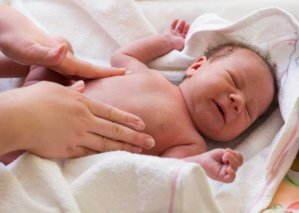 Когда новорожденному можно начинать стричь ногти и как правильно это сделать? Как правильно стричь ногти новорожденному ребенку