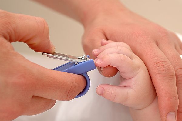 Как правильно стричь ногти новорожденному: простые правила