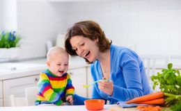 прикорм, коли давати прикорм, що можна їсти у якості першого прикорму, прикорм нові тенденції, готовність дитини до прикорму, як вводити овочі, як вводити каші дитині, педагогічний прикорм