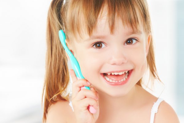 как чистить зубы ребенку, кариес у детей, зубная щетка для ребенка, зубная паста для ребенка, профилактика кариеса, когда лучше чистить зубы, здоровье ребенка, зубы, молочные зубы