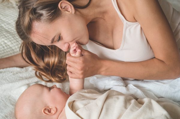 Закисання очей у немовлят: причини та рішення