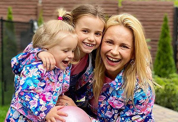 Лилия Ребрик с дочками