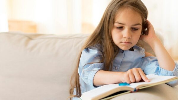 дівчинка 5 найкращих дитячих книжок для вивчення англійської мови