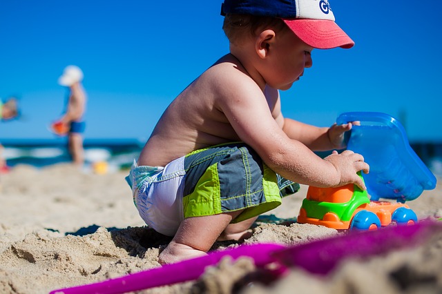 Почему детям полезно ходить босиком по песку