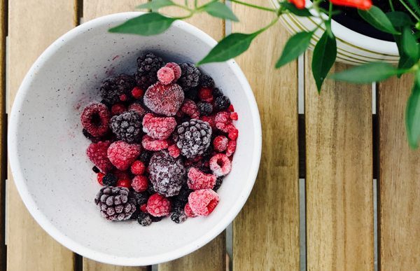 Как замораживать ягоды и мелкие фрукты