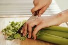 Почему женщинам нужно есть сельдерей: 9 полезных свойств зеленого овоща