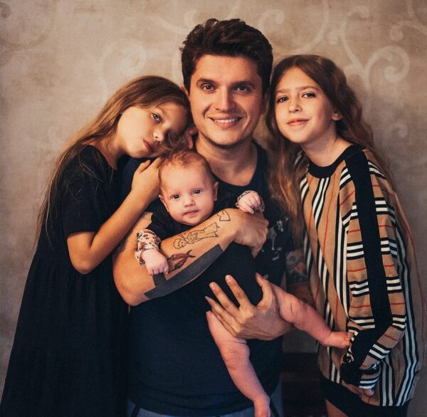Анатолій Анатоліч з доньками та сином