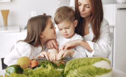 мама, діти,овочі