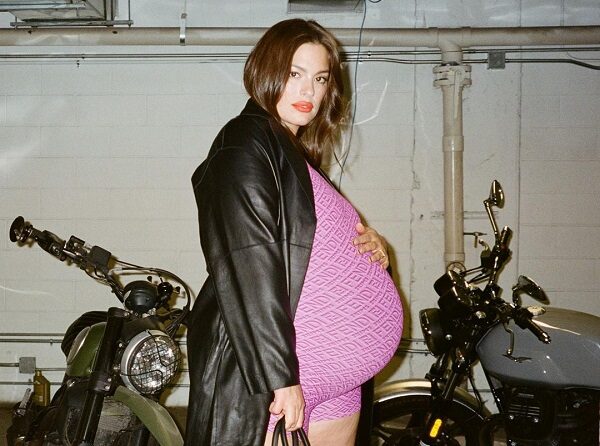 вагітна двійнею Ешлі Грем займається йогою