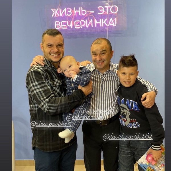 Віктор Павлік з синами та онуком