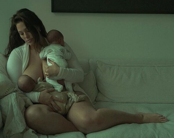 Ешлі Грем з новонародженими близнюками