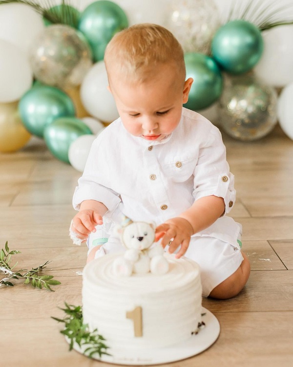 Син Віктора Павліка з тортом на 1 день народження