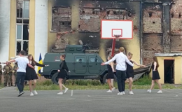 Випускники з Харків станцювали вальс на тлі розбомбленої школи.