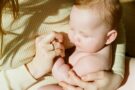 «Молоко»: 10 приголомшливих фото про красу та біль материнства