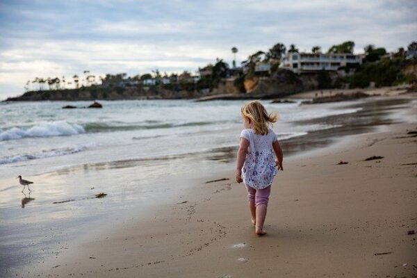 Чому дітям корисно ходити босоніж по піску: відповідь подолога